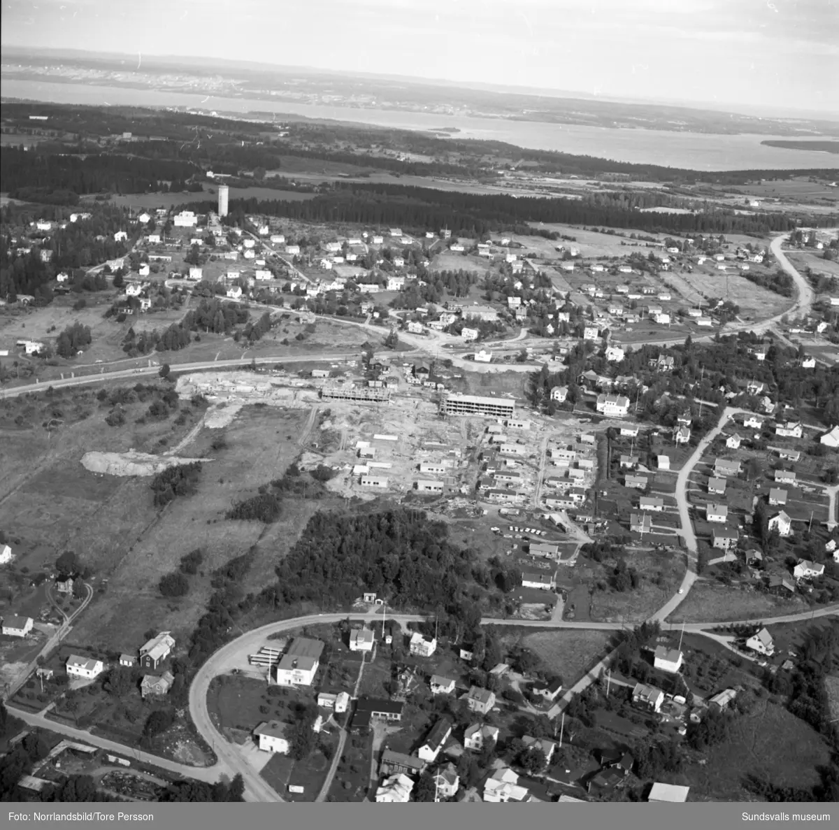 Flygfoton över Alnö under byggandet av bostadsområdet vid Ekvägen.