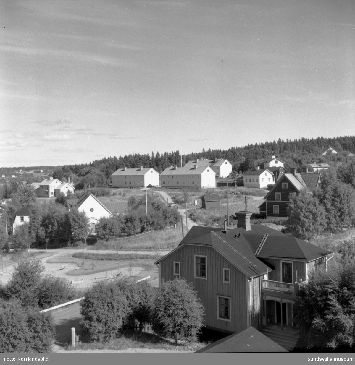 Hus i Sköns köping, fotograferat åt Sköns södra arbetarekommun.