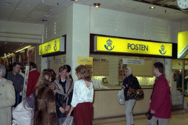 Stockholm 18 information och service. Fotot är från
indragningsdagen och postmästaren ska tömma brevlådan sista gången.
Verksamheten pågick tiden 7/7 1986-31/12 1990.