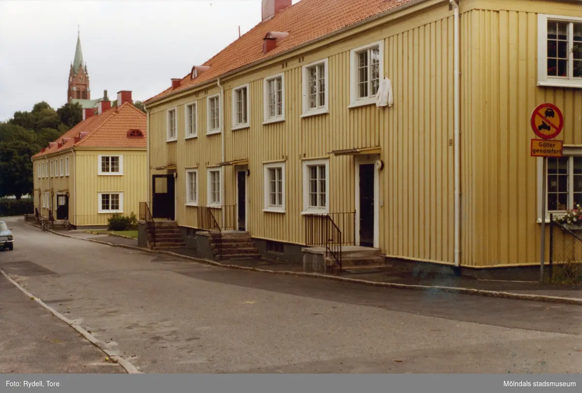 Bostadsbebyggelse vid Smörräntegatan i Bosgården, Mölndal, på 1970-talet. I bakgrunden ses Fässbergs kyrka.