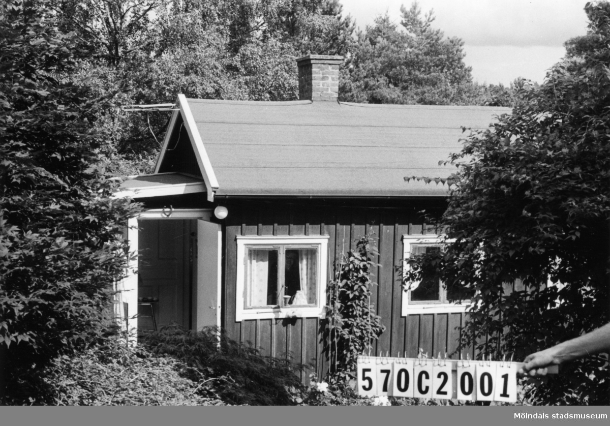 Byggnadsinventering i Lindome 1968. Dvärred 2:27.
Hus nr: 570C2001.
Benämning: fritidshus och redskapsbod.
Kvalitet, fritidshus: god.
Kvalitet, redskapsbod: mindre god.
Material: trä.
Tillfartsväg: framkomlig.
Renhållning: soptömning.