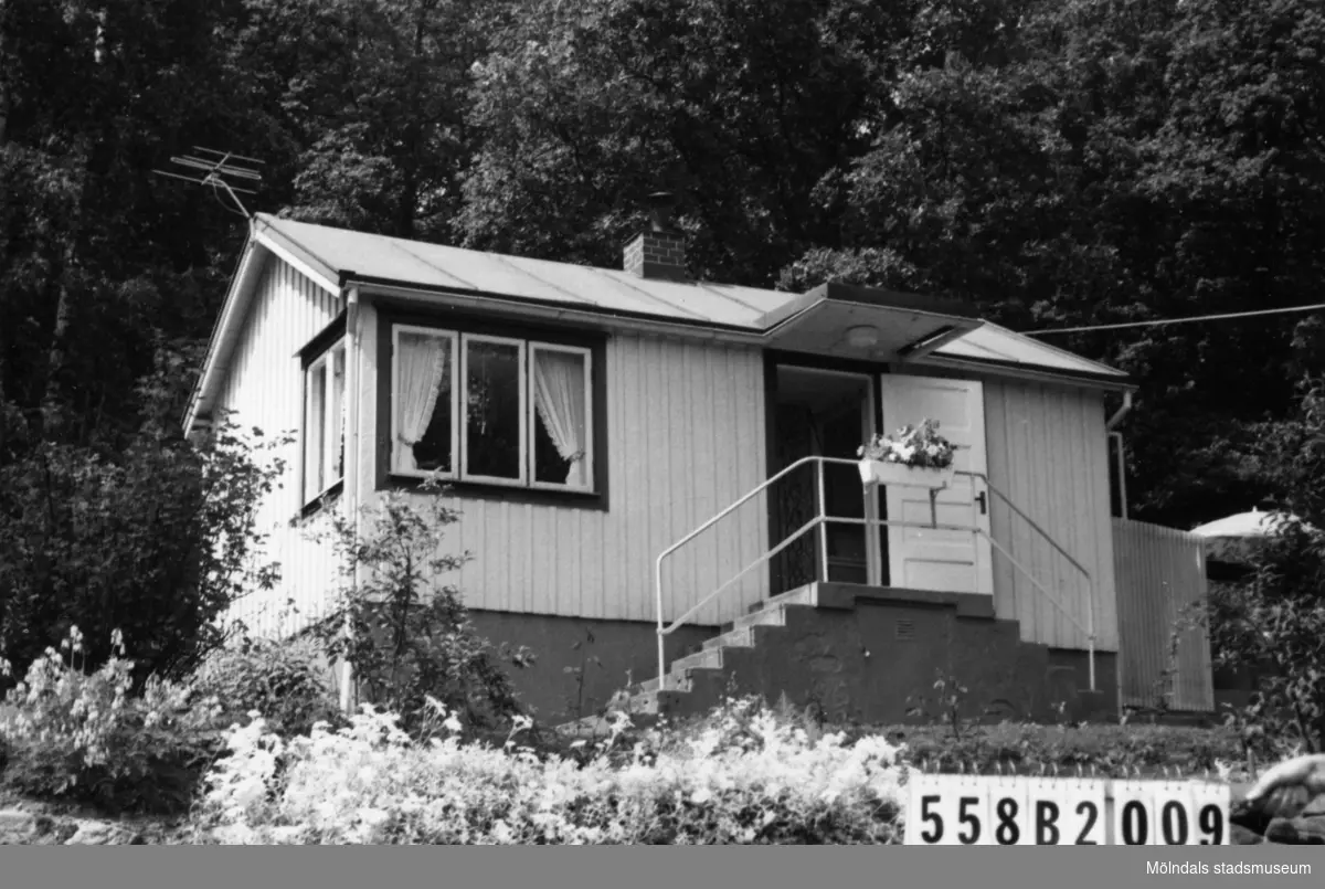 Byggnadsinventering i Lindome 1968. Kimmersbo 1:20.
Hus nr: 558B2009.
Benämning: fritidshus, gäststuga och redskapsbod.
Kvalitet: god.
Material: trä.
Tillfartsväg: framkomlig.