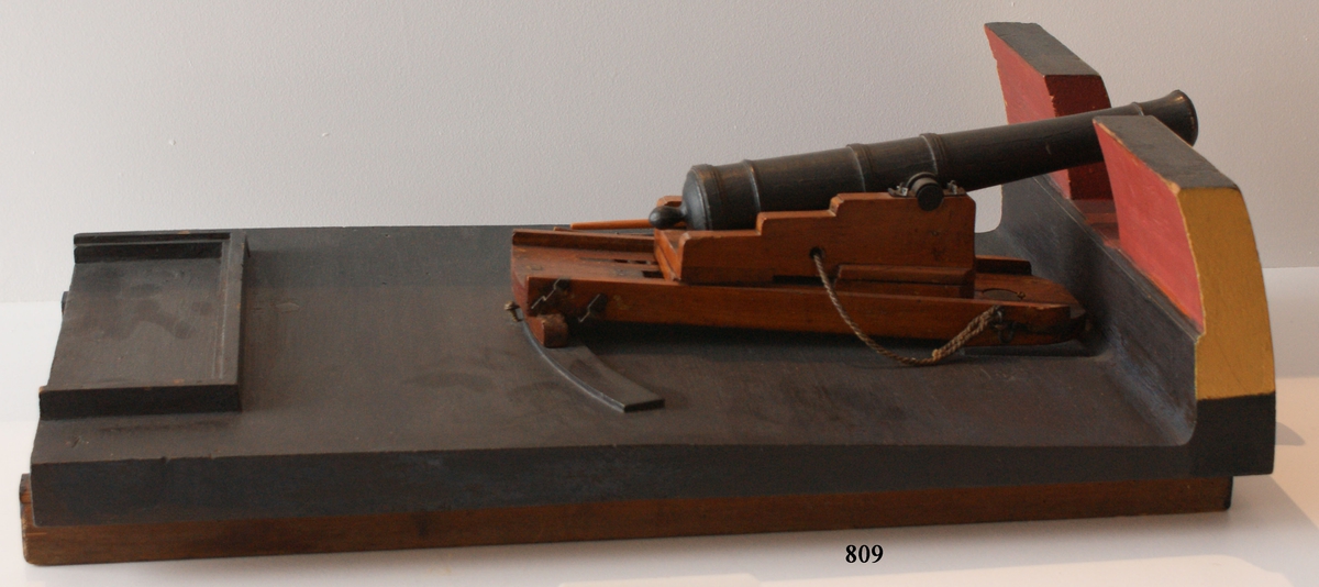 Kanonmodell: 24-pundig svänglåda med kanon för skeppet Wasa, av Chapmans Titz modell. Modellen helt av trä. Kanonen svartbetad, lådan fernissad. Lavetten L = 635 mm B = 370 mm H = 295 mm.
