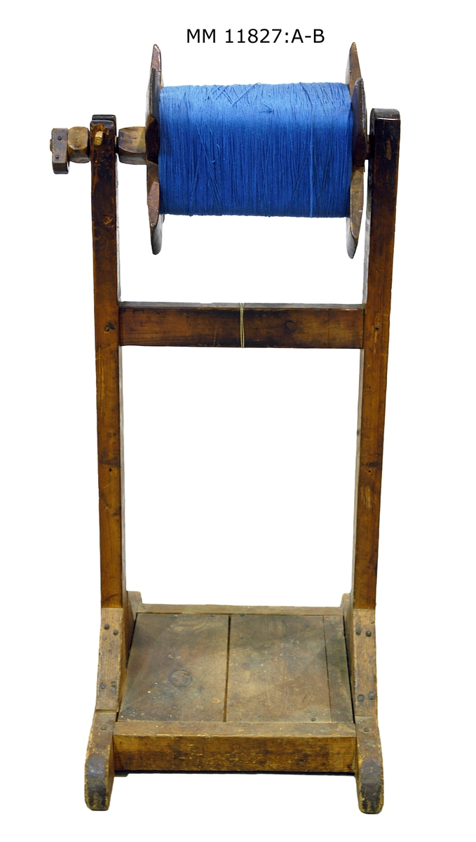 Vindstol med två rullar för märkgarn. Utgöres av en ställning med två vertikala stolpar, på vars övre kant lagrar en löstagbar axel med vev.