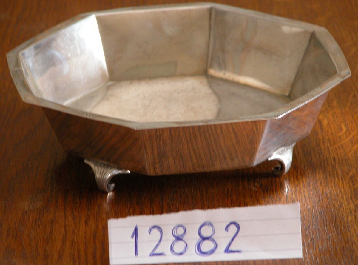8-kantig skål av silver med fyra fötter.