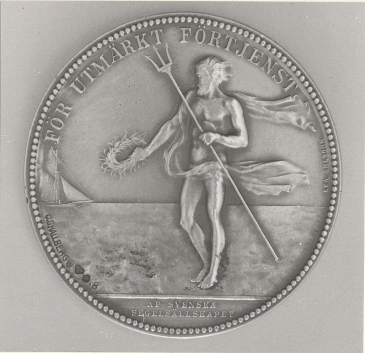 Framsida: Reliefbyst av Oscar I. Baksida: Neptun  räckande krans åt segelbåt.Föremålets form: Rund