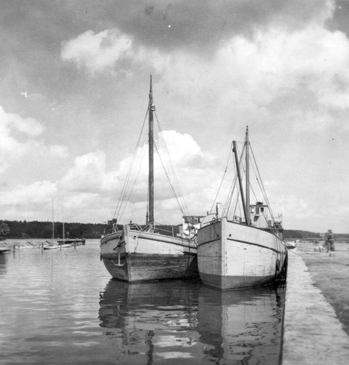 Motorskutan HAGEN i Vänersborgs hamn juli 1954
