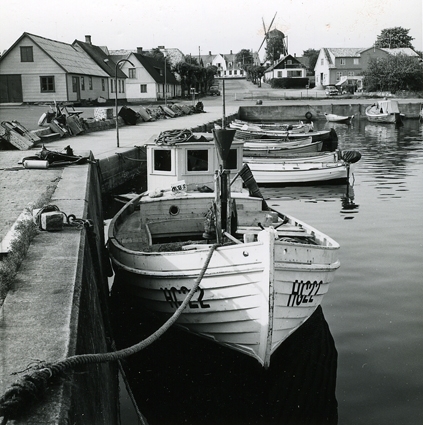 Västra hamnarmen sedd mot norr. Däcksbåt, möjligen byggd i Blekinge. Skåne, Malmöhus län, Viken.
