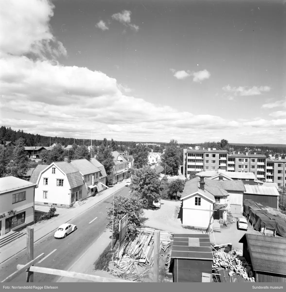 Huvudgatan i Timrå med bland annat Domus, bostadshus och en del byggnationer som pågår.