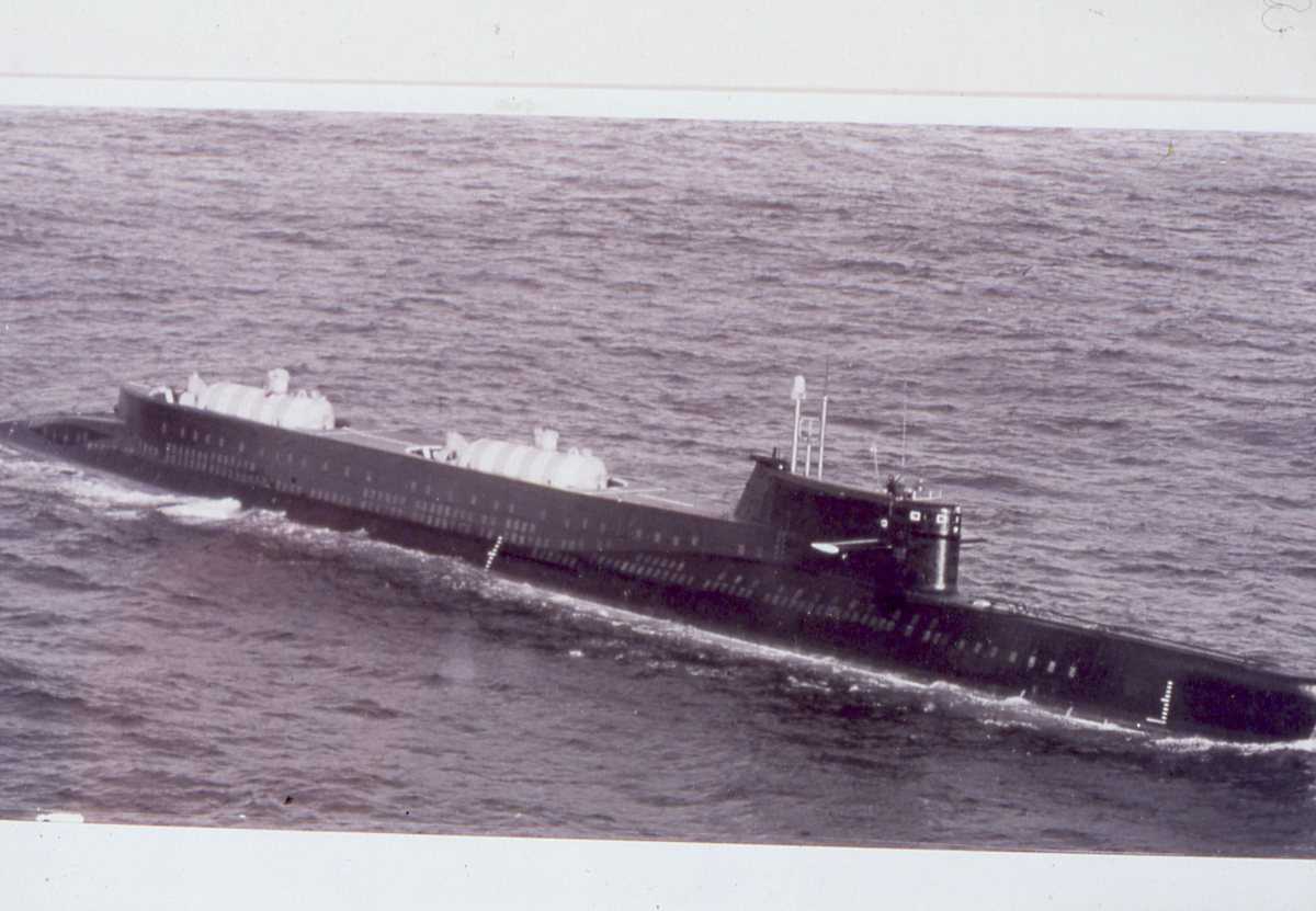 Russisk ubåt av India - klassen med 2 stk mini-ubåter plassert akter.