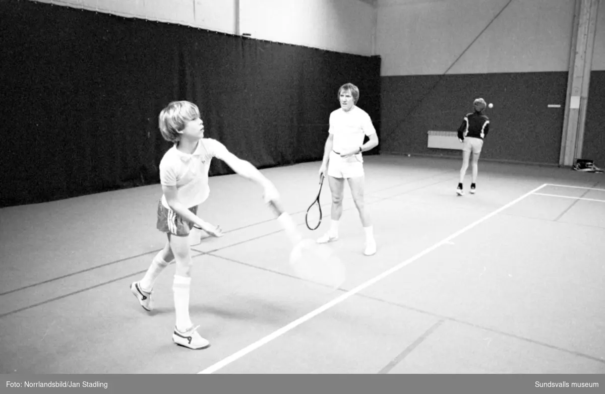 Tennistränaren Percy Rosberg tränar Scandia- och SCA-ungdomar på Lagunen.