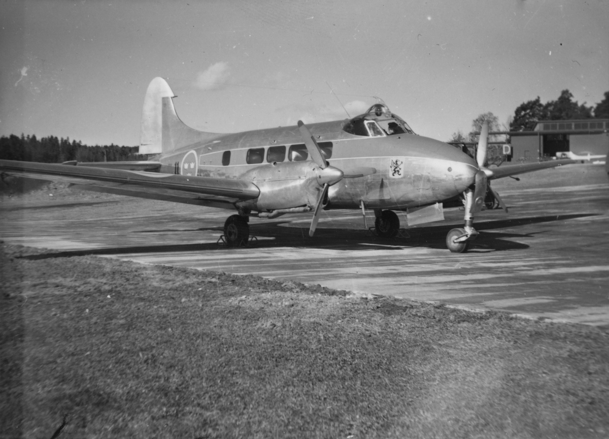 Transportflygplan TP 46 Dove på flygfält på F 8 Barkarby.