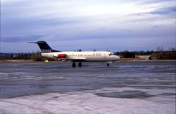 Lufthavn, 1 fly på bakken, 1 Fokker F-28-4000 Fellowship SE-