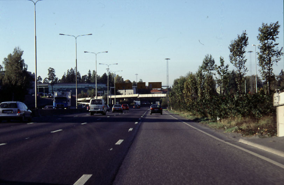 Lufthavn, flere kjøretøy på 1 4-felts motorvei som fører til flyplassen.