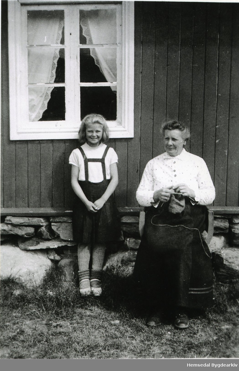 Frå venstre: Margit Halbjørhus og Sebjørg Thorset på Leinestølen, kring 1945