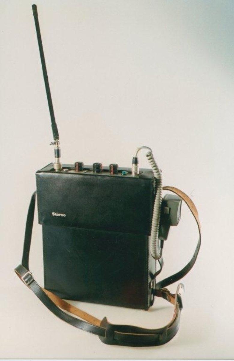 Form: Rektangulær kassett i beskyttelsesveske av lær. Antenne og mikrofon.
