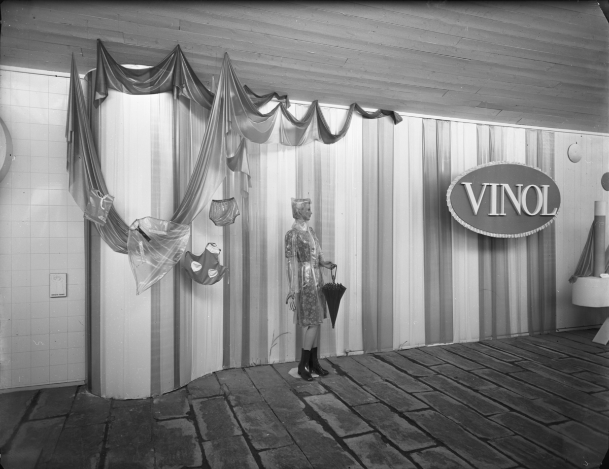 Gävleutställningen 21 juni-4 augusti 1946
Skyltning med regnkläder av märket Vinol
Interiör