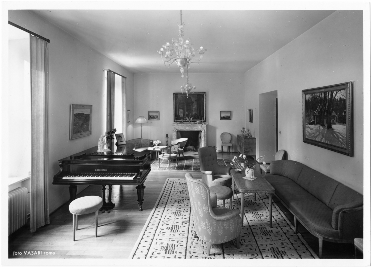 Svenska Institutet i Rom
Interiör. Möblerat rum med soffa, stolar, bord, flygel och eldstad.