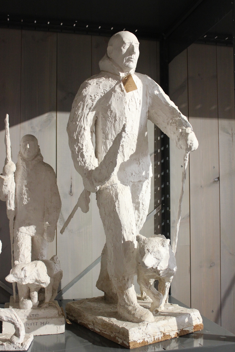 Skulptur i gips. Forarbeid til Roald Amundsen 1968. Ble Roald Amundsen monument i full størrelse. Ferdig 1972
