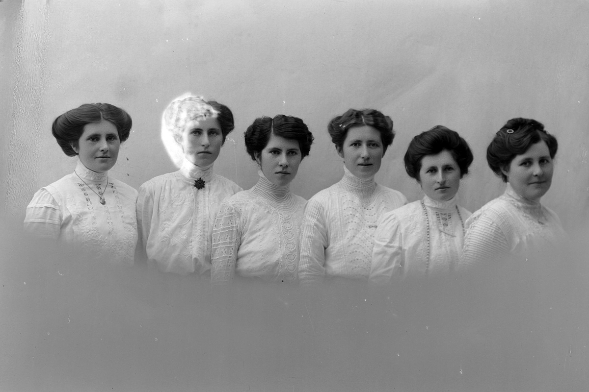 Gruppeportrett i halvfigur av de seks døtrene til Rikard Kaarbø.