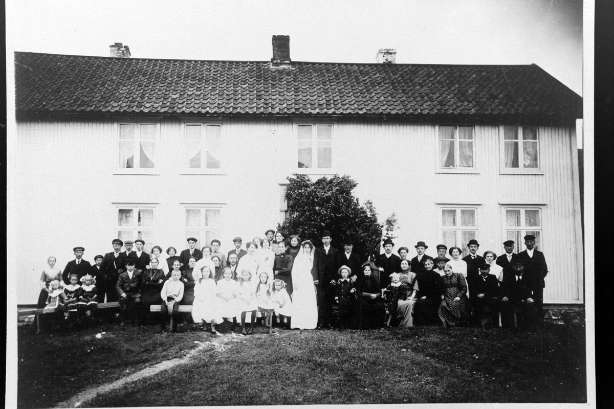 Gruppebilde tatt foran hus i Breivika, i anledning Aasta og Peder Kildals brullup.