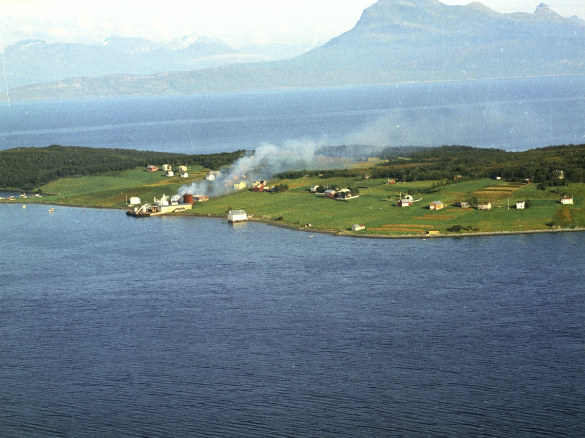 Flyfoto fra Kjøtta. Senja Sildoljefabrikk til venstre.
