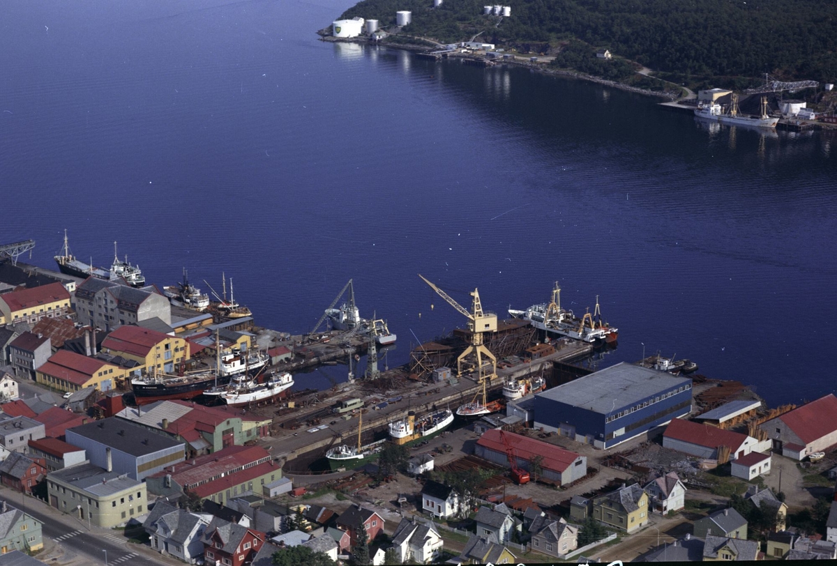 Flyfoto av A/S Kaarbøs Mekaniske Verksted i Harstad.