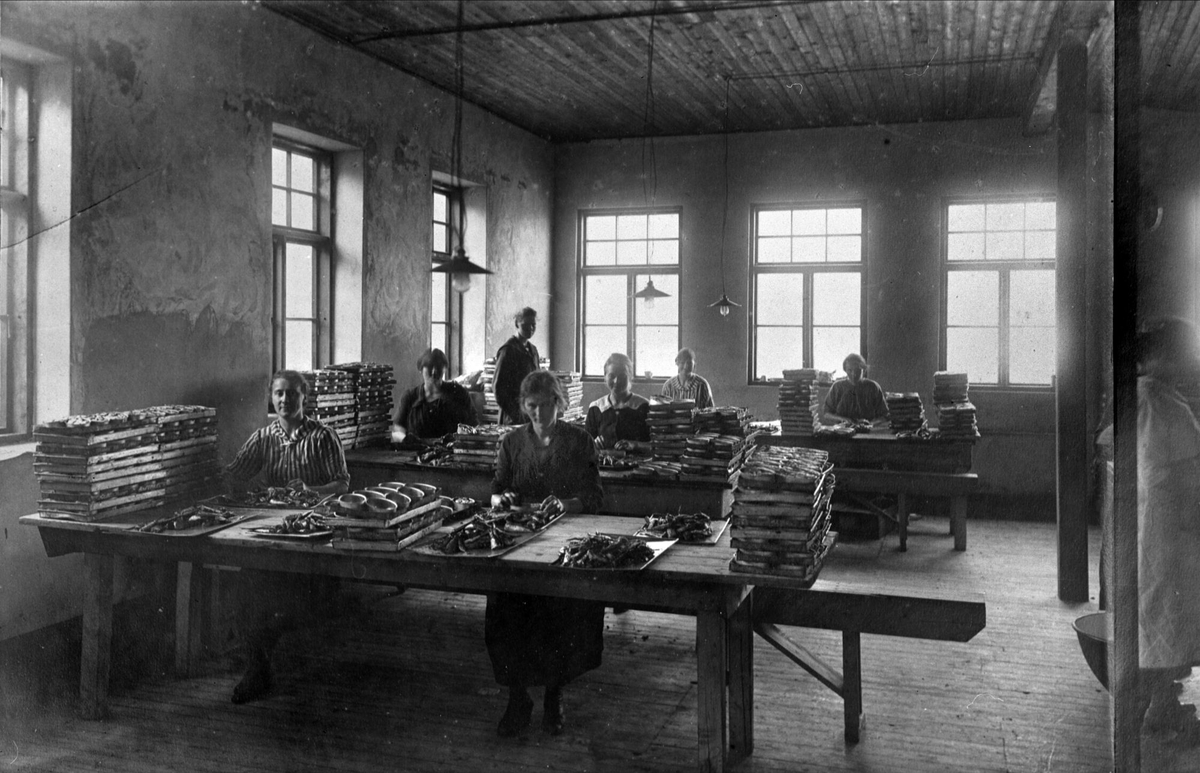 Arbeidere i fabrikklokale ved Neptun Canning/Hindø Canning.