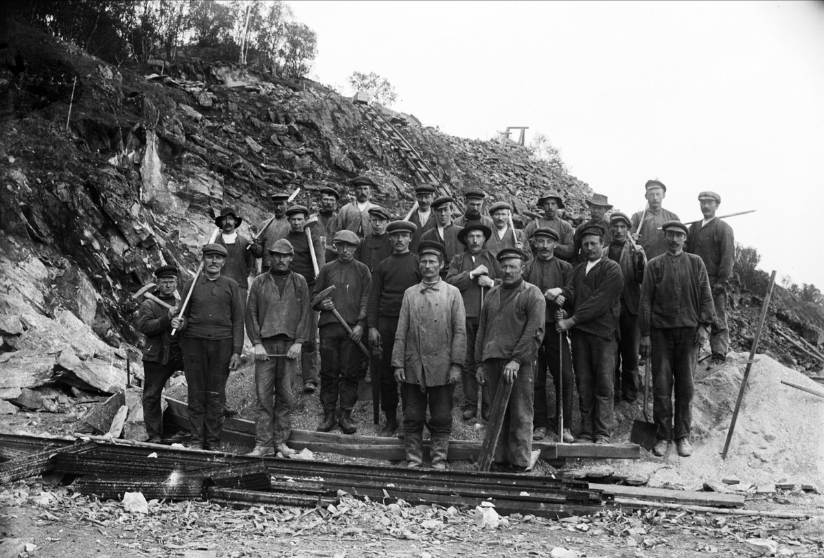 Gruppebilde av anleggsarbeidere i Samasjøen.