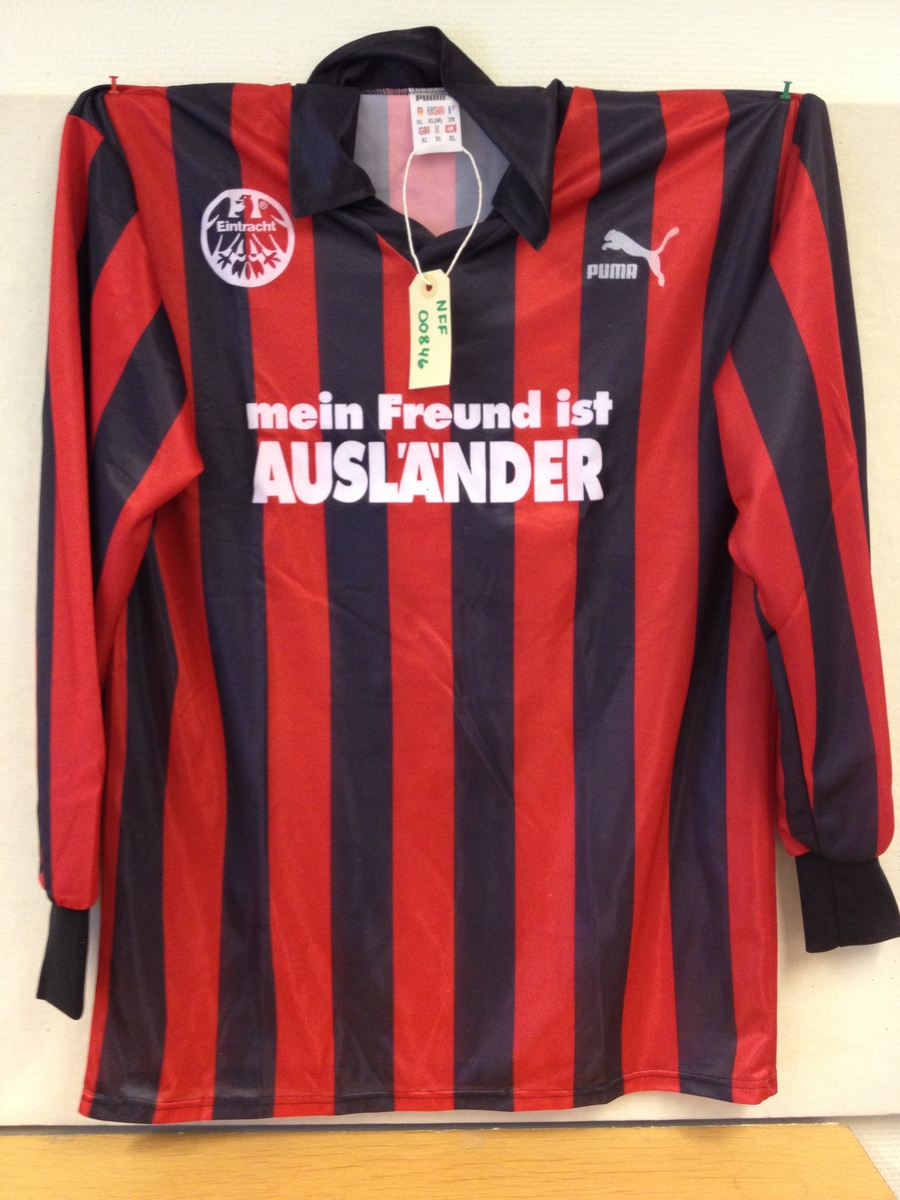 Rød og svart fotballtrøye brukt av Jørn Andersen i Eintracht Frankfurt..