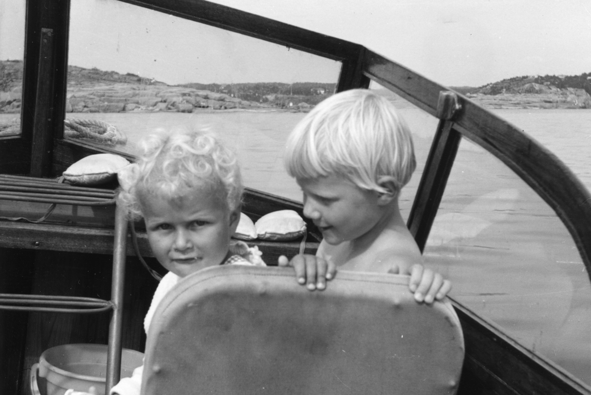 To barn i båt.