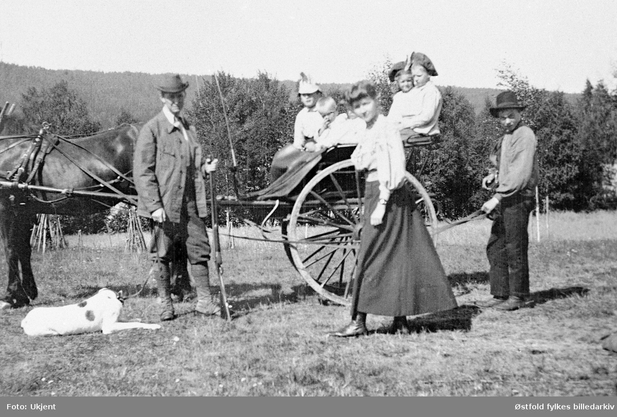 Familie på Nes i Rømskog med hest og vogn (gigg). Ca. 1910.