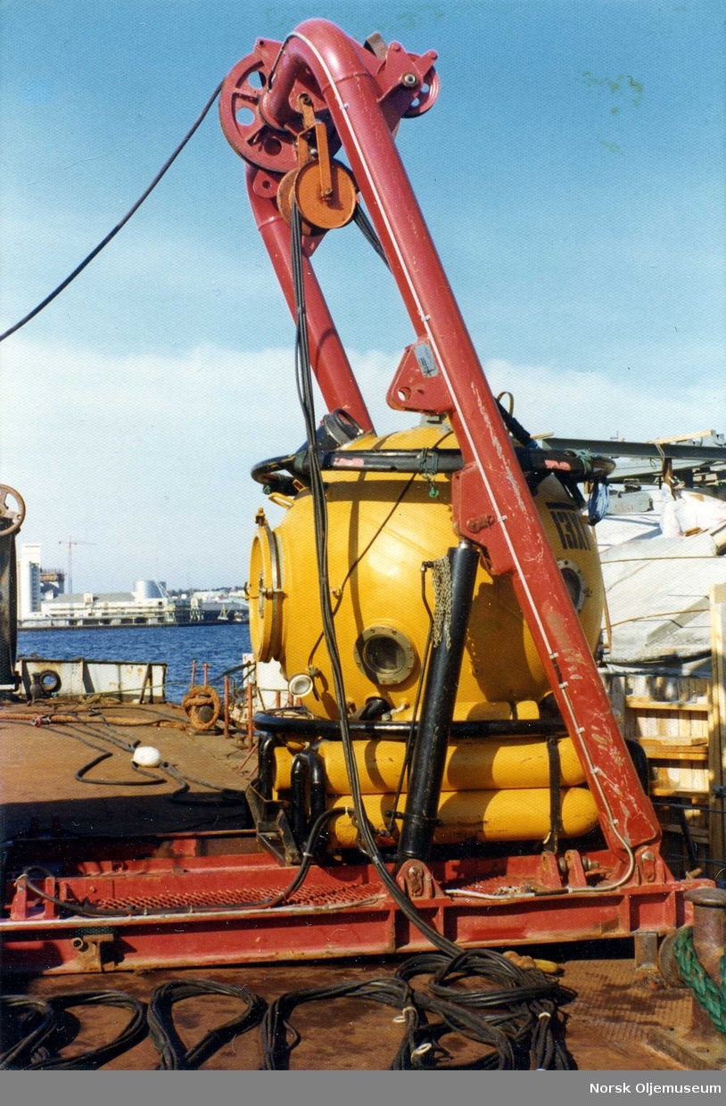 Dykkerselskapet 3X sin ULIS klokke under arbeid ved en Condeep i Gandsfjorden 1975.