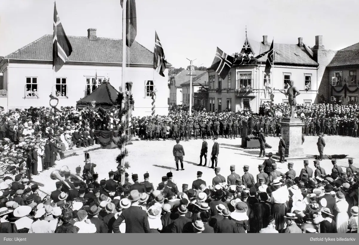 Fredrik II-statuen på torget i Gamlebyen i fredrikstad  avdukes. 1917 i september.