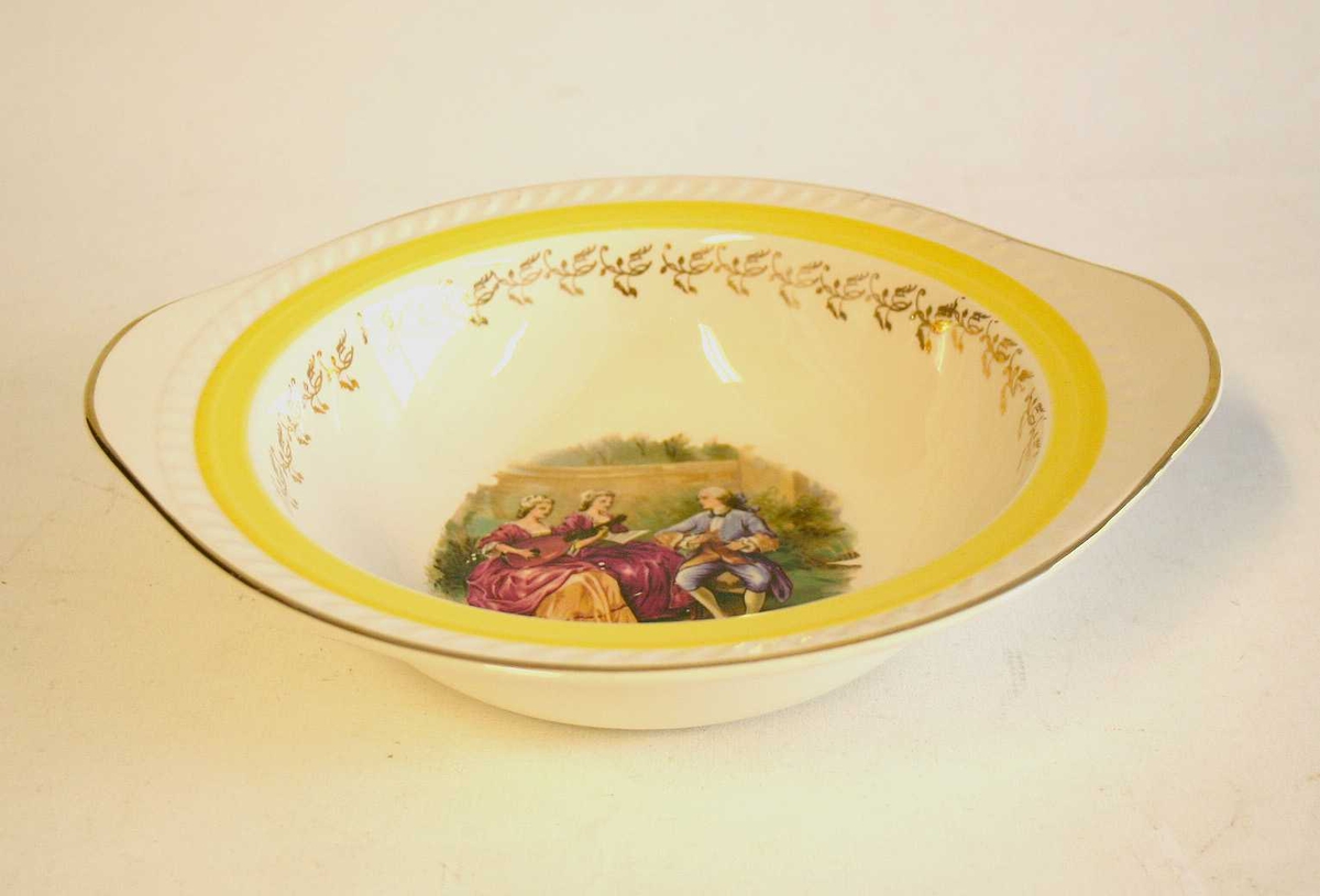Skål med ovalforma kant - forgylldt dekor - "rokokkodekor" i botn av skåla i form av 3 personar