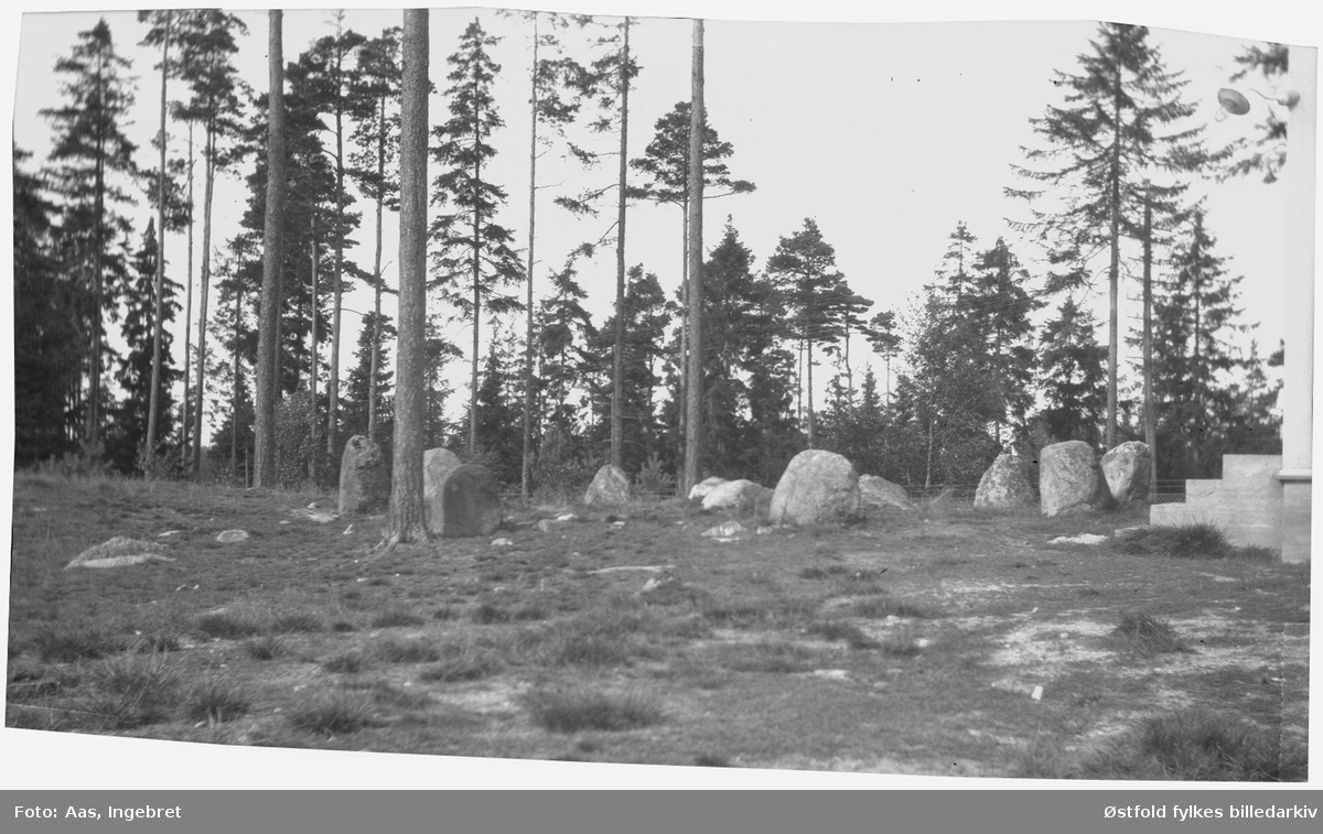 Steinsetning i skogen ved ungdomslokalet Hygga, Tingstad, på Grålum , fotografert etter 1923. Ser trappa til Hygga. Mer info, se ØFB.CLA.UNR.00738.