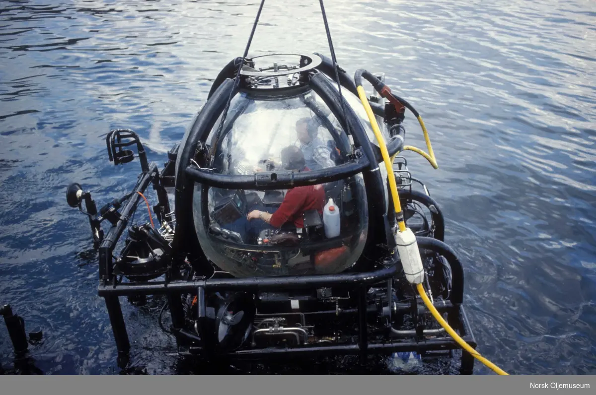 Chech Mate. Test av Robertson Subsea Gyrokompass RSG 80 utenfor kaien på NUTEC. Utstyret er på andre siden av Checkmaten. 
