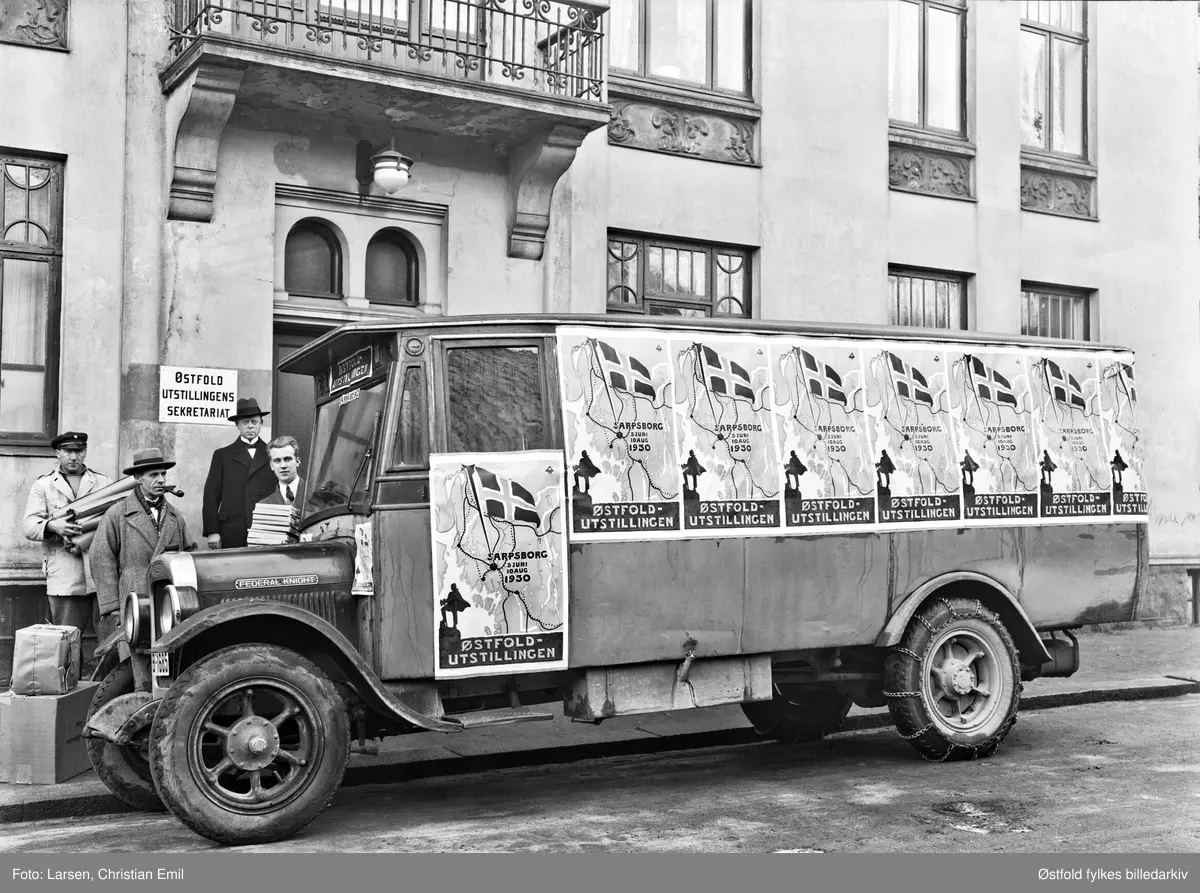 Østfoldutstillingen i Sarpbsborg 1930.
Østfold fylkesutstilling i samarbeid med Sarpsborg kommune og Østfold landbruksselskap (100 år) og de andre Østfoldbyene. 
I alt ti avdelinger for skogbruk, landbruk, industri, husflid, osv. Også kulturhistorisk utstilling på Borgarsyssel Museum.

Rutebil Federal Knight B-1685 tilhørte Klaus Johansen fra Sarpsborg iht. bilboka i fra 1930.