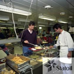 Matservering i kantinen på Statfjord C.