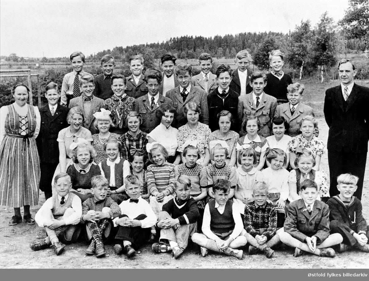 Nylende skole, i 1952 med lærerne Gunnar Hoel F.1907 og Ingebjørg Vikesland. Navneliste med plassering fins.