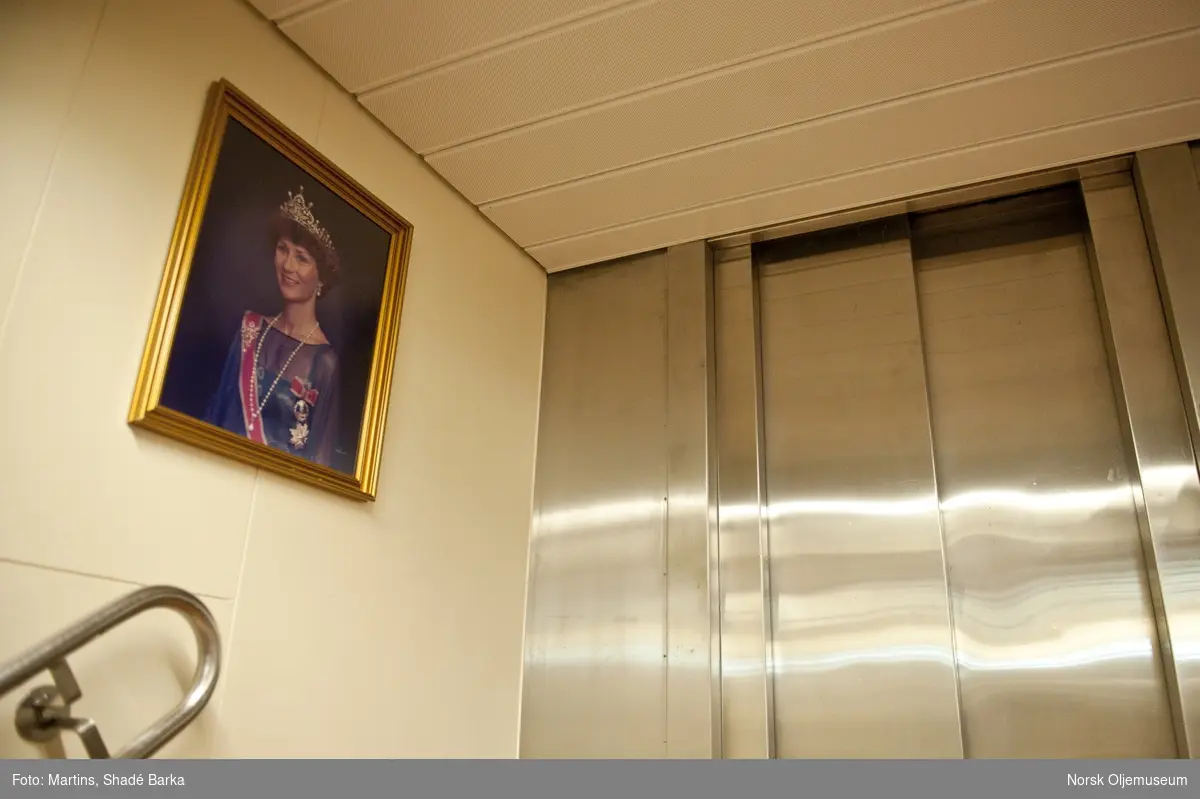 I resepsjonen på Statfjord C, ved heisen,  henger det et bilde av Dronning Sonja.