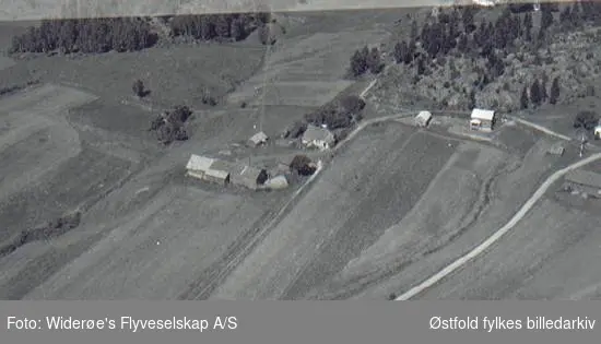 Oversiktsbilde over gården Storløs Vestre del i Marker.