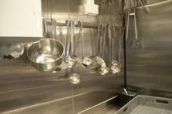 Kjøkkenutstyr henger på plass i kjøkkenet på Statfjord A.