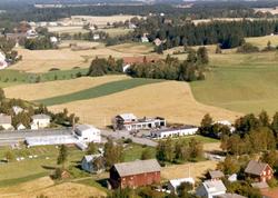 Skråfoto av Rakkestad gartneri, 11. sept. 1963. 
Idag ligge