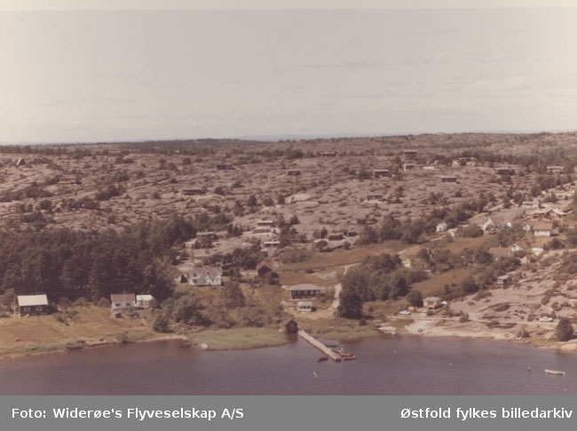 Oversiktsbilde av Spjærøy, Hvaler i juli 1967. Skråfoto/flyfoto.
