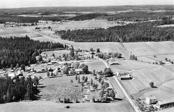 Flyfoto av gården Heia (jernbane)stasjon i Eidsberg 1951. Ov