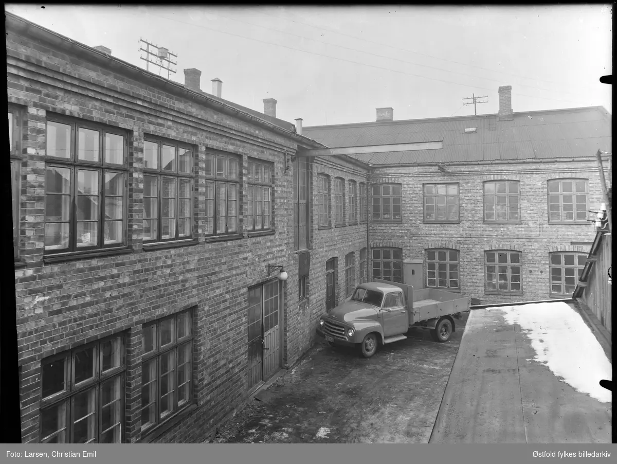 Bakgård eller gårdsrom til industri/verksted, Opel  Blitz 1952-62-modell  lastebil med registreringsnummer B-20366.
Ant inni bakgård til Sarpsborg jernindustri, Olav Haraldsonsgate 58.