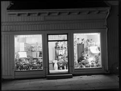 Butikkvindu med utstilling av blomster. Ærespremie merket ..