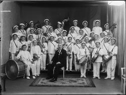 Sarpsborg Guttemusikkorps med dirigent i fotoatelier, 1934.