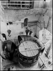 Ukjent fabrikkinteriør- 2 menn,  kran, ,  2. april 1936.